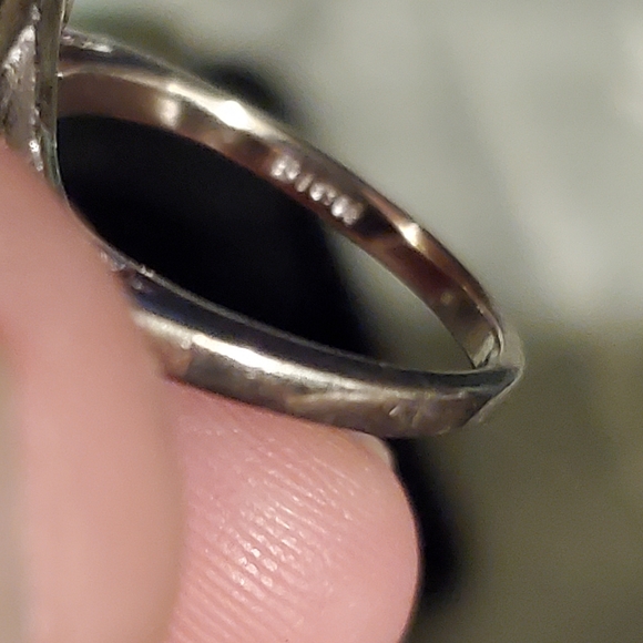 Elegant Black and Silver Ring - Picture 4 of 4